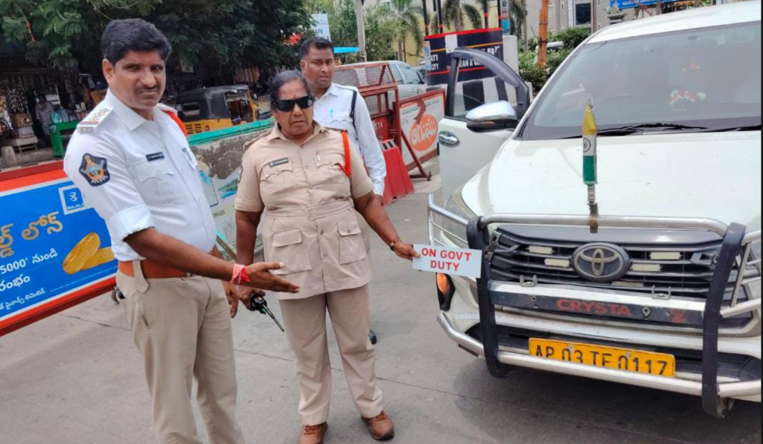  "On Govt Duty", "Police", "Press" తదితర స్టిక్కర్లపై ప్రత్యేక డ్రైవ్.  - ప్రభుత్వ హోదాల దుర్వినియోగాన్ని అరికట్టడమే లక్ష్యం.